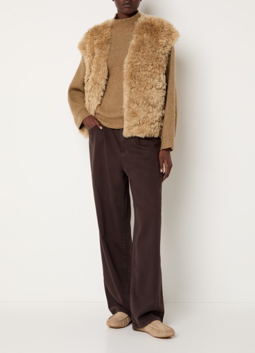 Knit-ted Opal gilet van imitatiebont - voorkant 3 camel