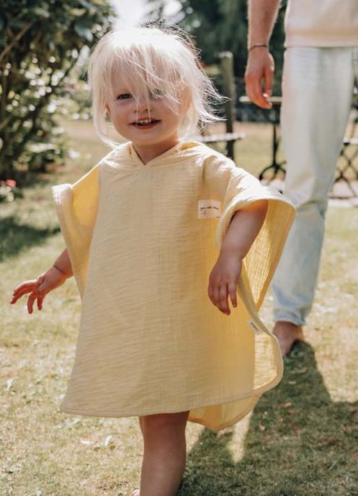 Koeka Poncho met borduring - detail 4 geel