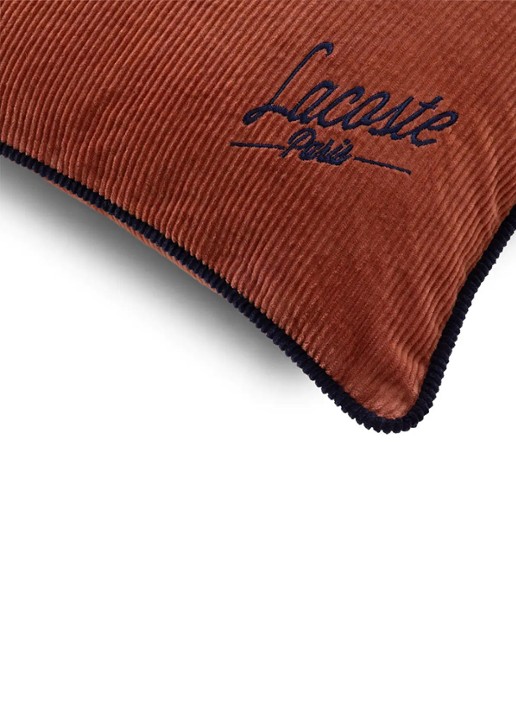 Lacoste Sierkussen 45 x 45 cm - achterkant roodbruin