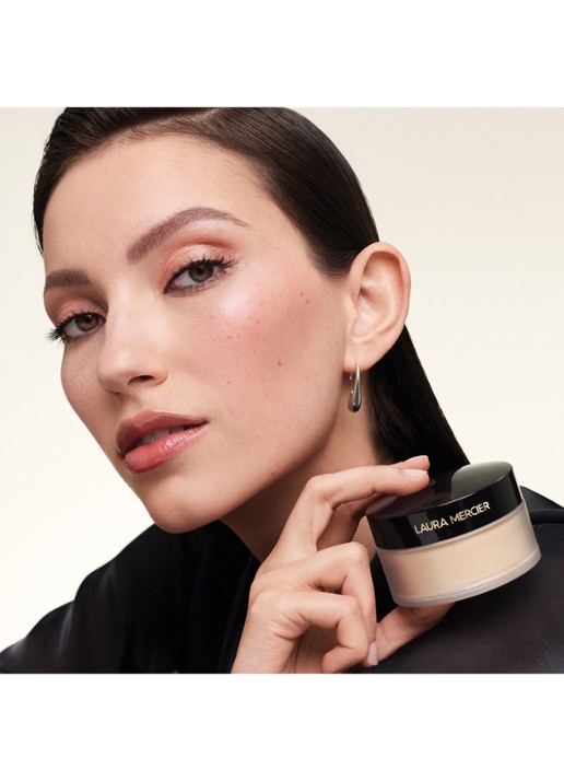 Laura Mercier Indulgent Icons Translucent Loose Setting Powder + Puff - Limited Edition make- up set - detail 2 translucent