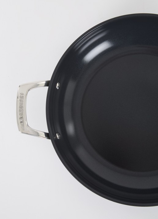 Le Creuset Essential Non-Stick Ceramic sauteerpan Ø30 cm - voorkant 2 zwart