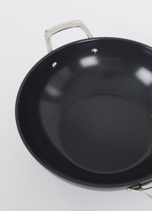 Le Creuset Essential Non-Stick Ceramic wokpan Ø30 cm - detail zwart