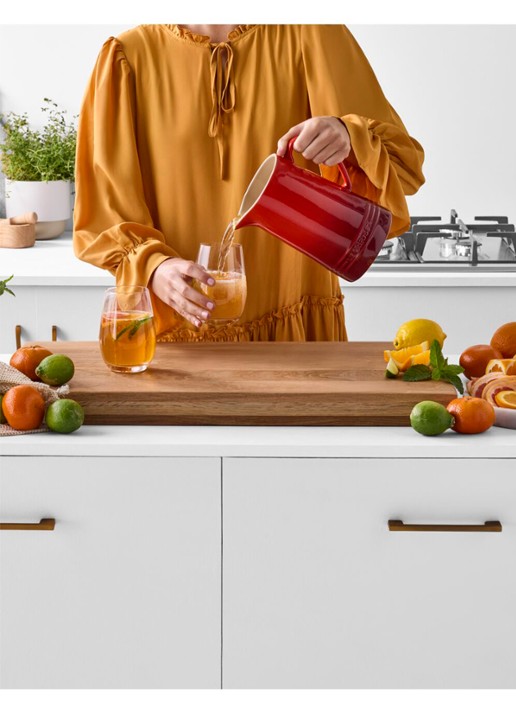 Le Creuset Karaf 1,5 liter - detail 4 donkerrood