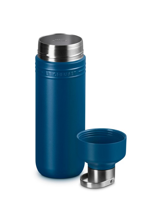 Le Creuset On The Go waterfles 1 liter - detail royalblauw