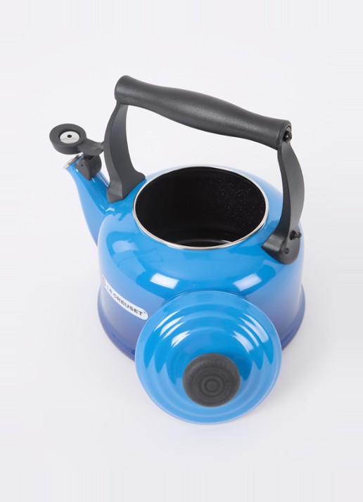 Le Creuset Tradition fluitketel 2,1 liter - detail 2 azure / blauw