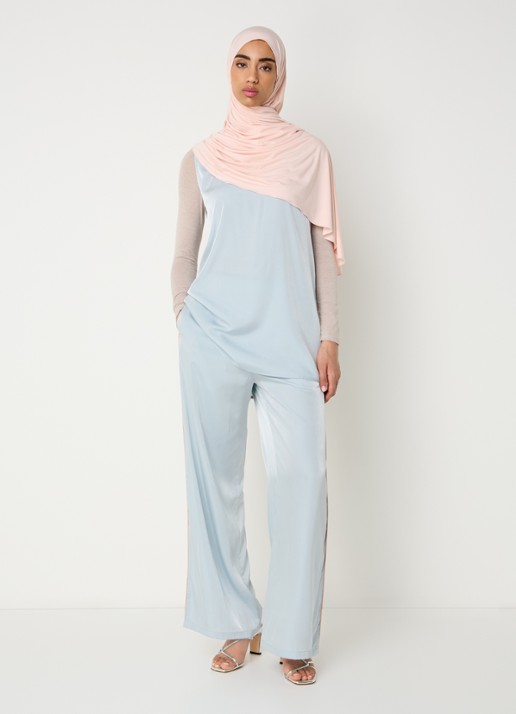 LES Atelier Sky mouwloze top met glanzende finish - voorkant 3 lichtblauw