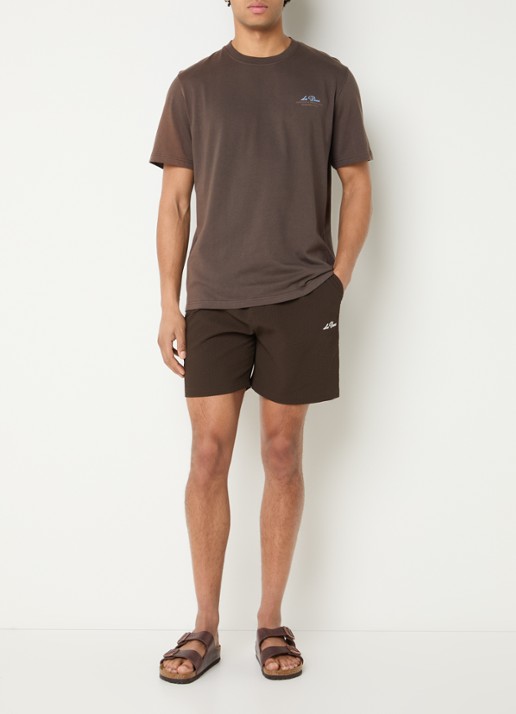 Les Deux Ben Globe T-shirt met logo- en backprint - voorkant 2 donkerbruin