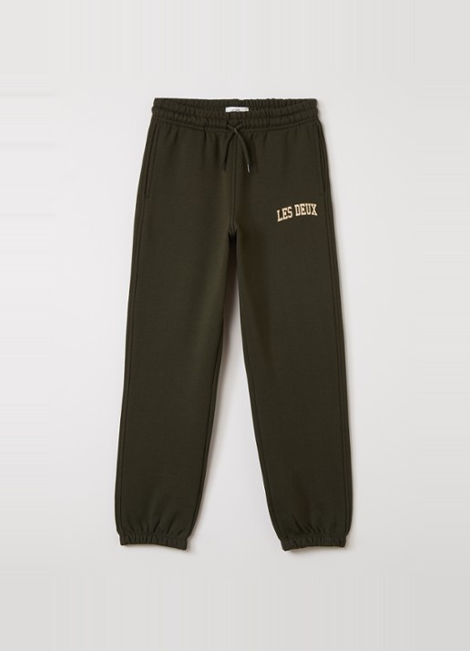 Les Deux College tapered joggingbroek met logo - voorkant 3 legergroen