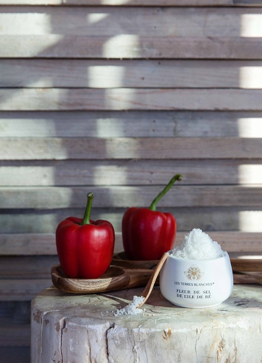 Les Terres Blanches Fleur de Sel Ile de Ré zeezoutvlokken met lepel 100 gram - voorkant 2 undefined