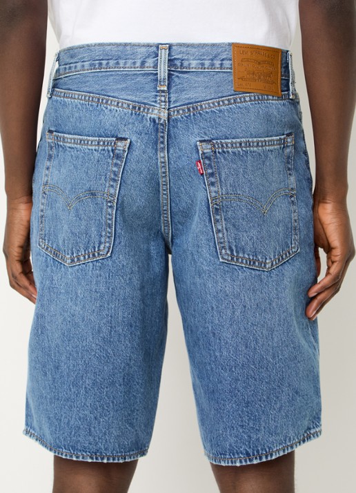 Levi's 478 loose fit korte broek van denim met medium wassing - achterkant indigo
