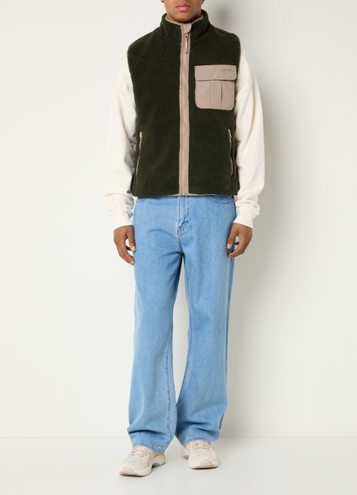 Levi's Joonie Sherpa bodywarmer van teddy met borstzak - voorkant 3 legergroen