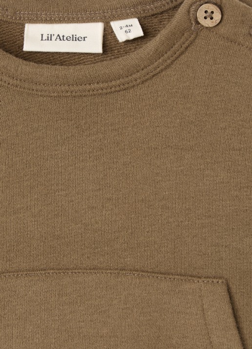 Lil 'Atelier NBMIlondon Rea sweater met kangoeroezak - detail olijfgroen