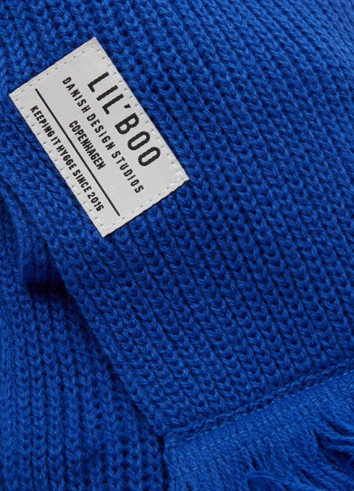 Lil' Boo Hygge grofgebreide sjaal met logo - detail 2 kobaltblauw
