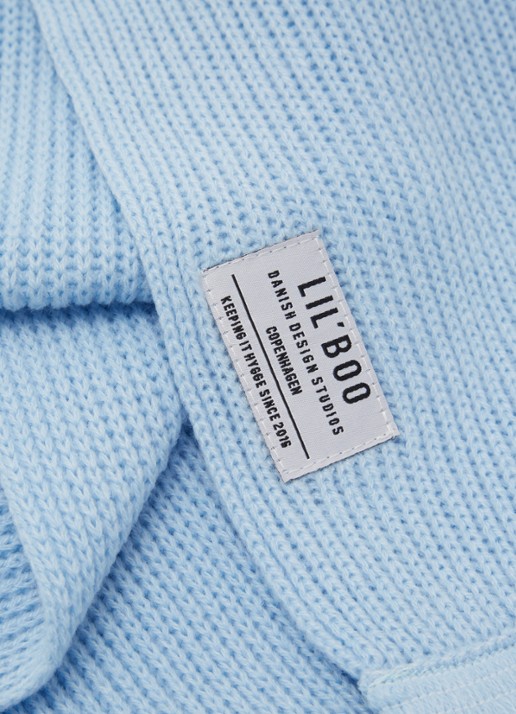 Lil' Boo Hygge grofgebreide sjaal met logo - detail 2 lichtblauw