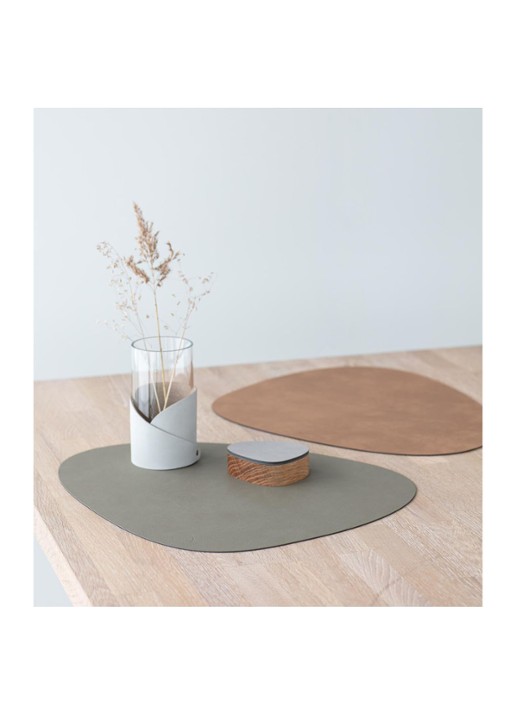 LIND DNA Curve reversible placemat van leer 37 x 44 cm - detail 4 olijfgroen