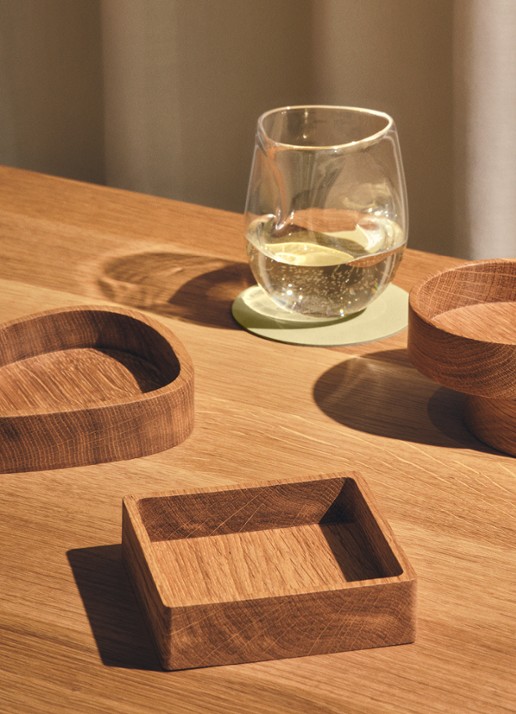 LIND DNA Onderzetter houder van hout - voorkant 3 beige