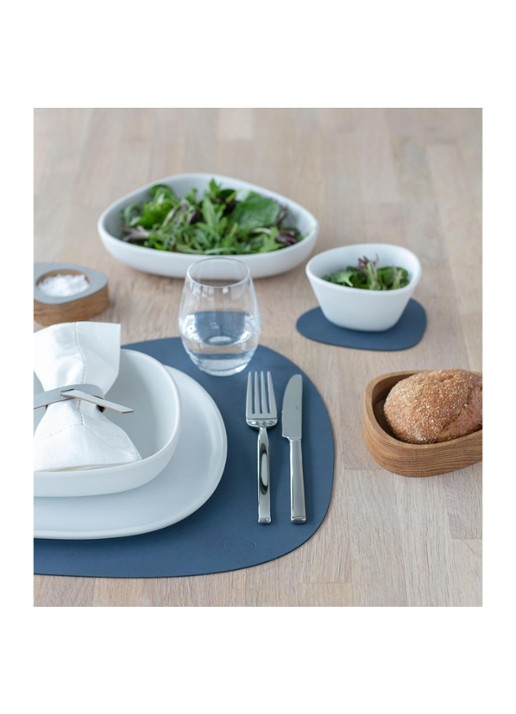 LIND DNA Table Mat Curve placemat van leer 37 x 44 cm - detail 4 donkerblauw