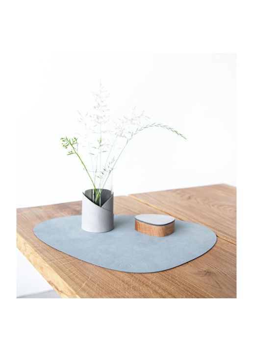 LIND DNA Table Mat Curve placemat van leer 37 x 44 cm - detail 3 blauwgrijs