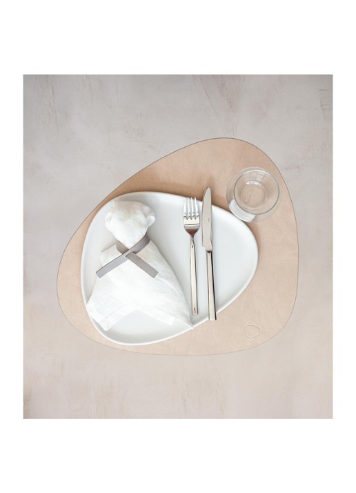 LIND DNA  Table Mat Curve placemat van leer 37 x 44 cm - voorkant 4 zand