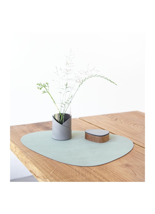 LIND DNA Table Mat Curve placemat van leer 37 x 44 cm - achterkant 3 olijfgroen