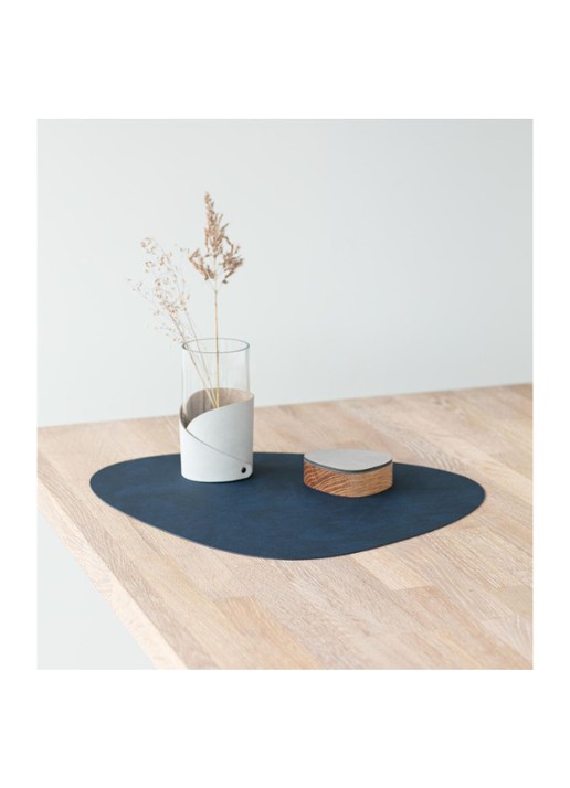 LIND DNA Table Mat Curve placemat van  leer 37 x 44 cm - achterkant 3 donkerblauw