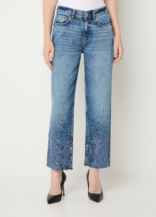 Liu Jo Jeans Flare Cropped Con Strass – Modello B.Up Princess H.W. In Denim Nero Stretch. Vita Alta, Gamba A Flare, Lavaggio Used Con Borchie E Strass. Cinque Tasche, Salpa Logata E Logo Metallico Sul Retro. Chiusura Con Bottone E Zip Coperta. Composizione: 82% Cotone, 16% Poliestere, 2% Elastan. Eleganza, Comfort E Stile Senza Rinunciare Alla Comodità. Perfetti Per Un Look Moderno E Glamour.