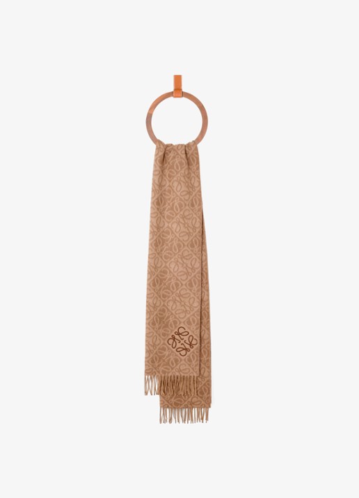 LOEWE Anagram fijngebreide sjaal in kasjmierblend met logo 180 x 38 cm - voorkant 2 camel