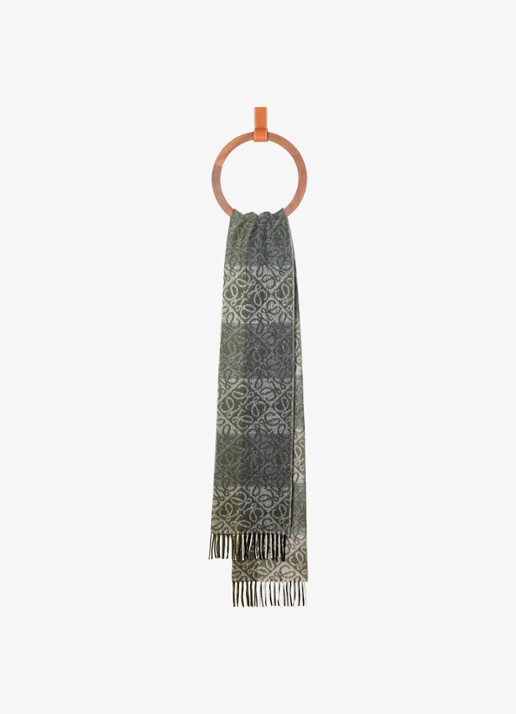 LOEWE Anagram fijngebreide sjaal in kasjmierblend met logo 180 x 38 cm - voorkant 3 groen