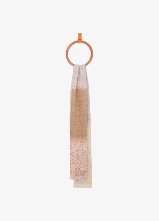 LOEWE Anagram fijngebreide sjaal in kasjmierblend met logo 200 x 45 cm - voorkant 2 lichtroze