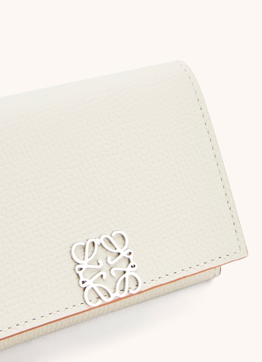 LOEWE Anagram portemonnee van kalfsleer - detail 6 gebroken wit