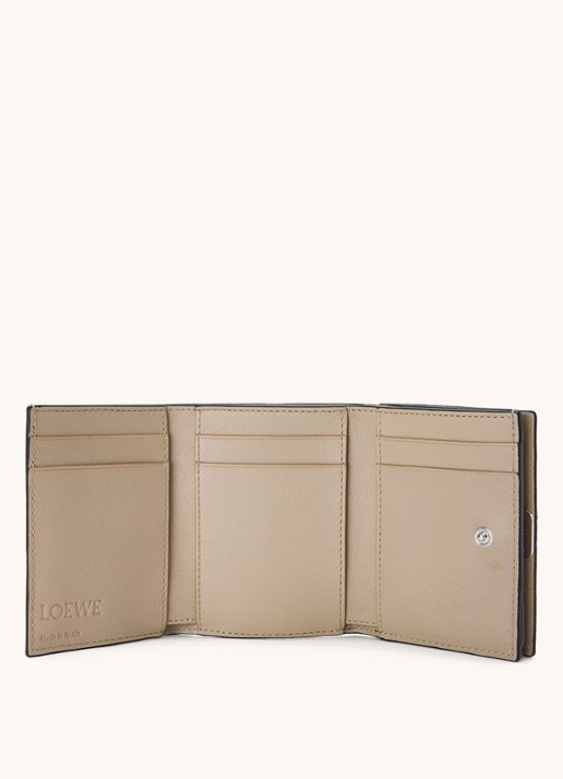 LOEWE Anagram portemonnee van kalfsleer - detail zand