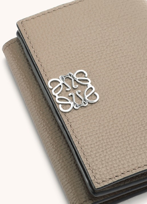 LOEWE Anagram portemonnee van kalfsleer - detail 3 zand