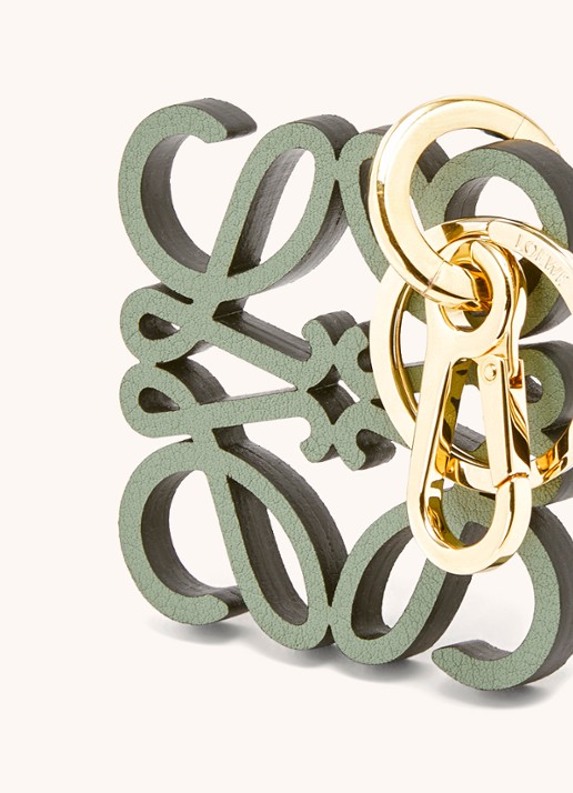 LOEWE Anagram sleutelhanger van kalfsleer - detail 3 lindegroen