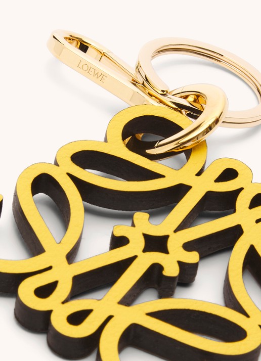 LOEWE Anagram sleutelhanger van kalfsleer - detail 2 abrikoos