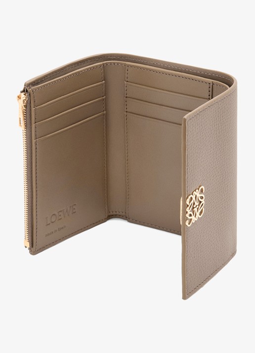 LOEWE Anagram Small portemonnee van kalfsleer - detail taupe