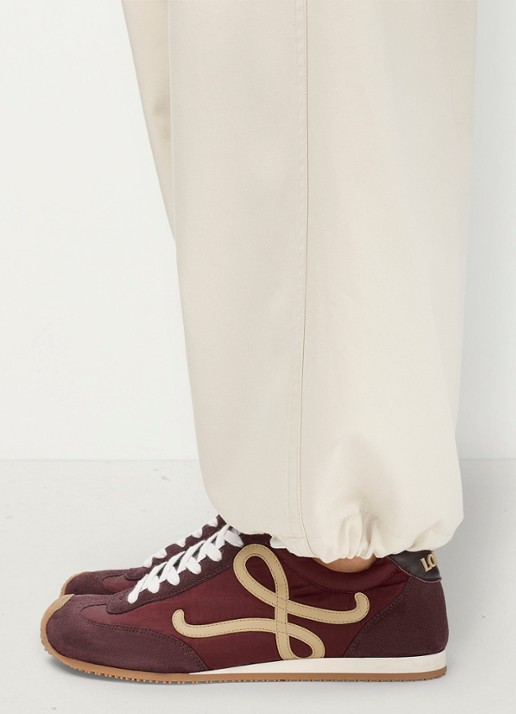 LOEWE Ballet Runner 2.0 sneaker met suède details - voorkant 2 donkerrood