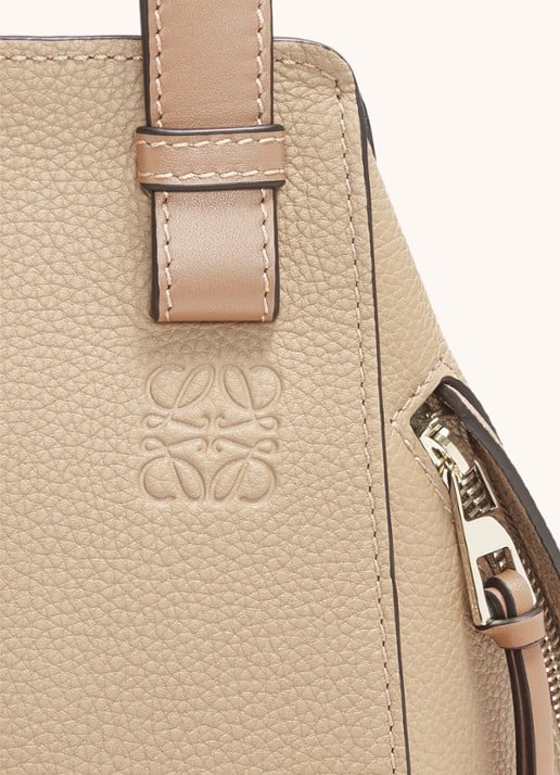 LOEWE Compact Hammock handtas van kalfsleer - detail 5 zand