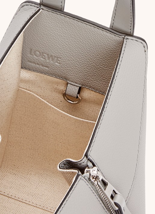 LOEWE Compact Hammock handtas van kalfsleer - detail 7 lichtgrijs