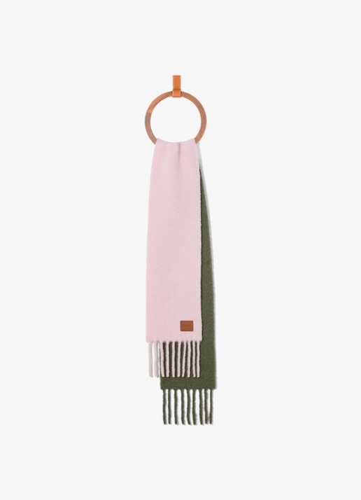LOEWE Fijngebreide sjaal in alpaca wolblend 176 x 23 cm - voorkant 2 lichtroze