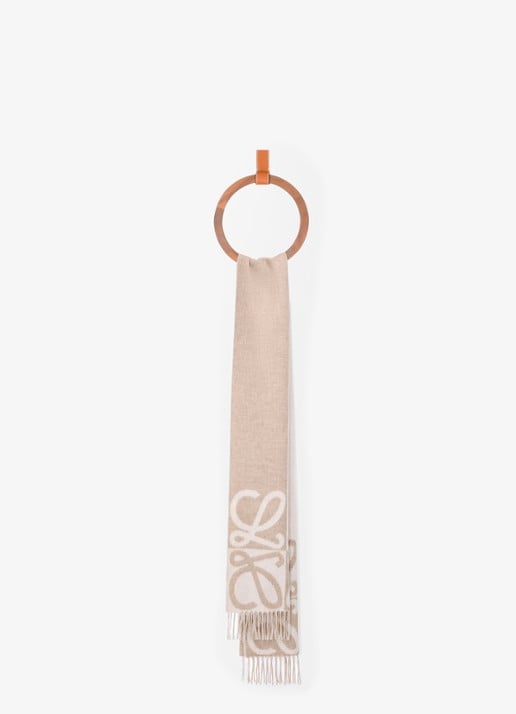 LOEWE Fijngebreide sjaal in kasjmierblend met logo 180 x 28 cm - voorkant 2 beige