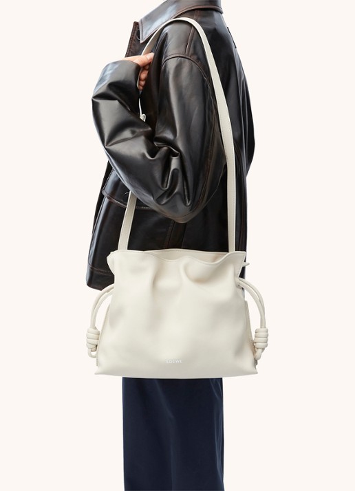 LOEWE Flamenco clutch van kalfsleer - detail 6 beige