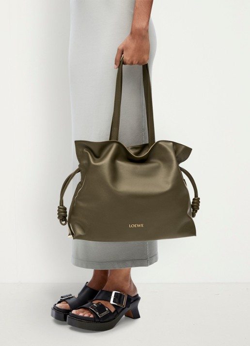 LOEWE Flamenco Large clutch van kalfsleer - detail 5 donkerkhaki