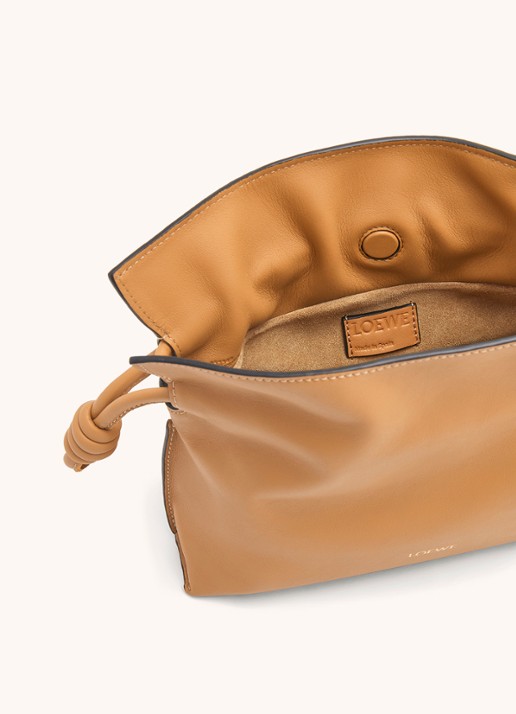 LOEWE Flamenco Mini clutch van kalfsleer - detail 5 camel