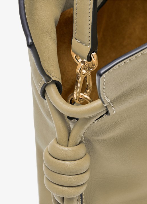 LOEWE Flamenco Mini clutch van kalfsleer - detail 4 lichtgrijs