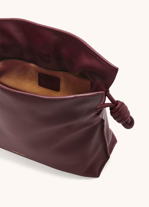 LOEWE Flamenco Mini clutch van kalfsleer - detail bordeauxrood