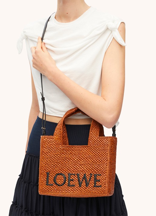 LOEWE Font Small shopper van raffia met afneembare schouderriem - detail 8 cognac