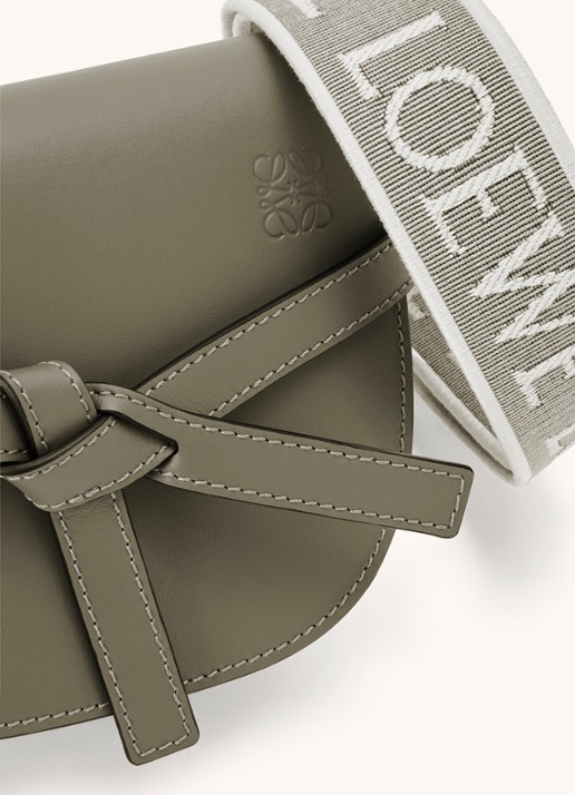 LOEWE Gate Dual heuptas van kalfsleer - detail 7 olijfgroen