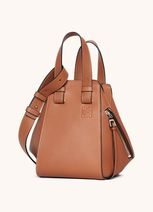 LOEWE Hammock handtas van kalfsleer - voorkant 2 camel