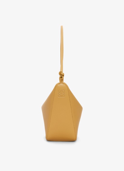 LOEWE Hammock Hobo schoudertas van kalfsleer - achterkant okergeel