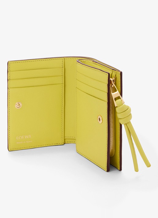 LOEWE Knot Compact portemonnee van kalfsleer - detail bordeauxrood
